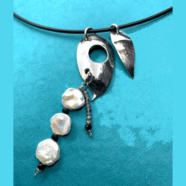 Leaves Double Choker Necklace W Pearl - Image 2