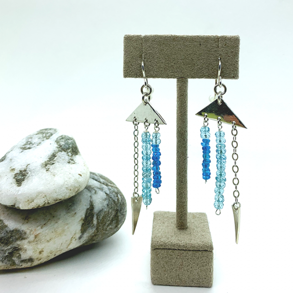 Triangular earrings with apatite